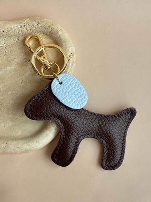 Hondje bag charm - bruin &amp; lichtblauw