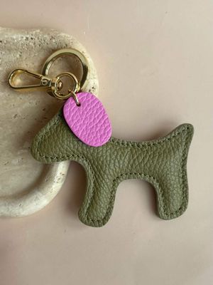 Hondje bag charm - donkergroen &amp; roze