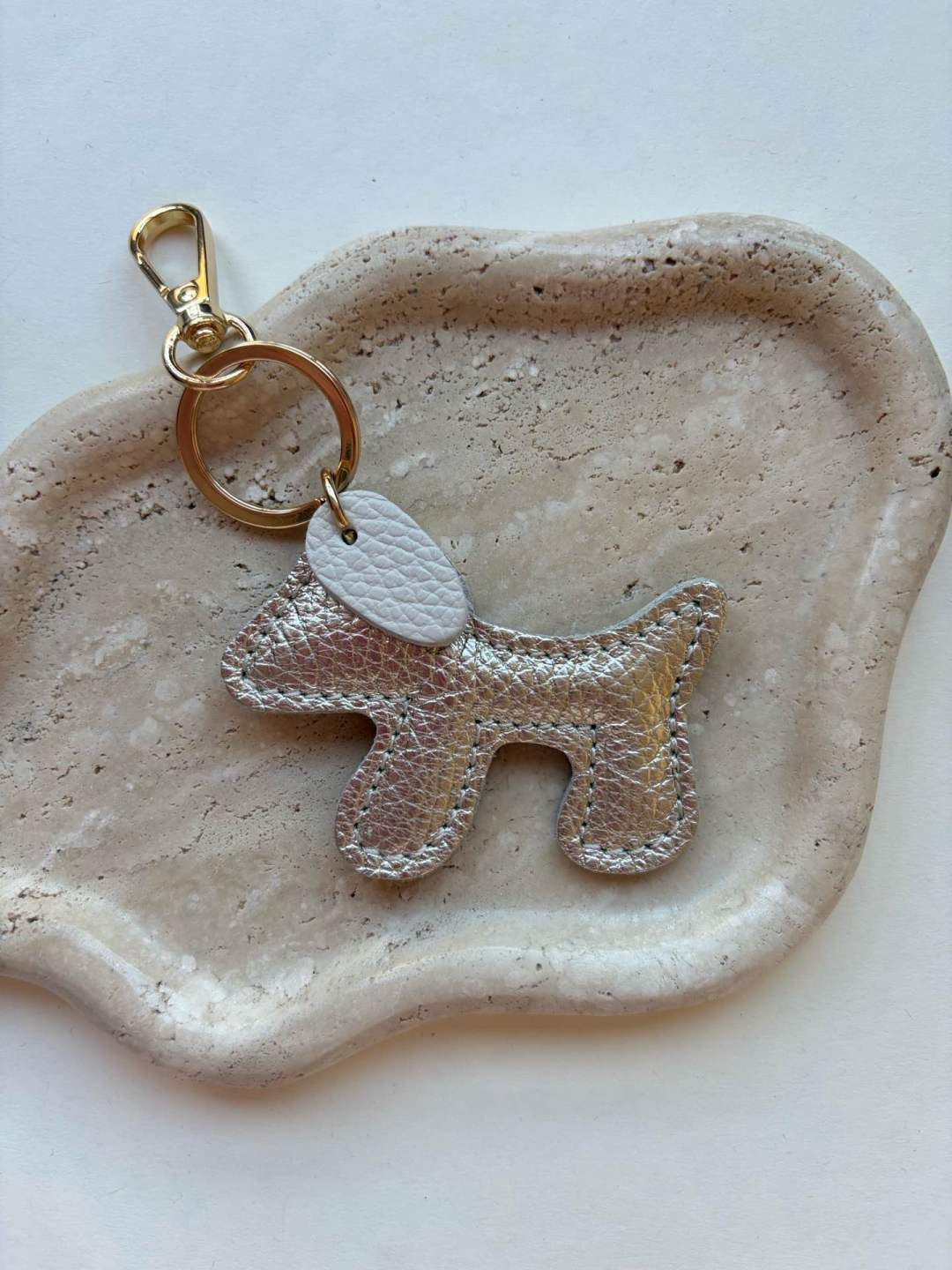 MINI hondje bag charm - goud &amp; ecru