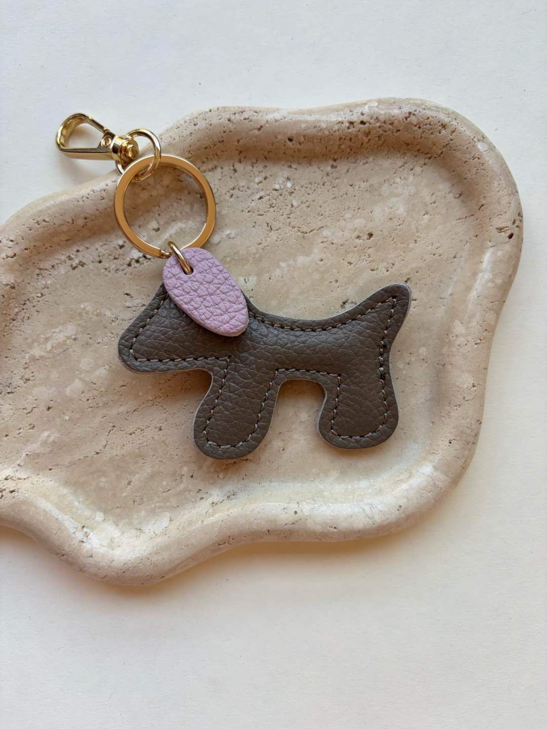 MINI hondje bag charm - taupe &amp; lichtroze