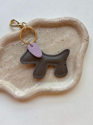 MINI hondje bag charm - taupe &amp; lichtroze