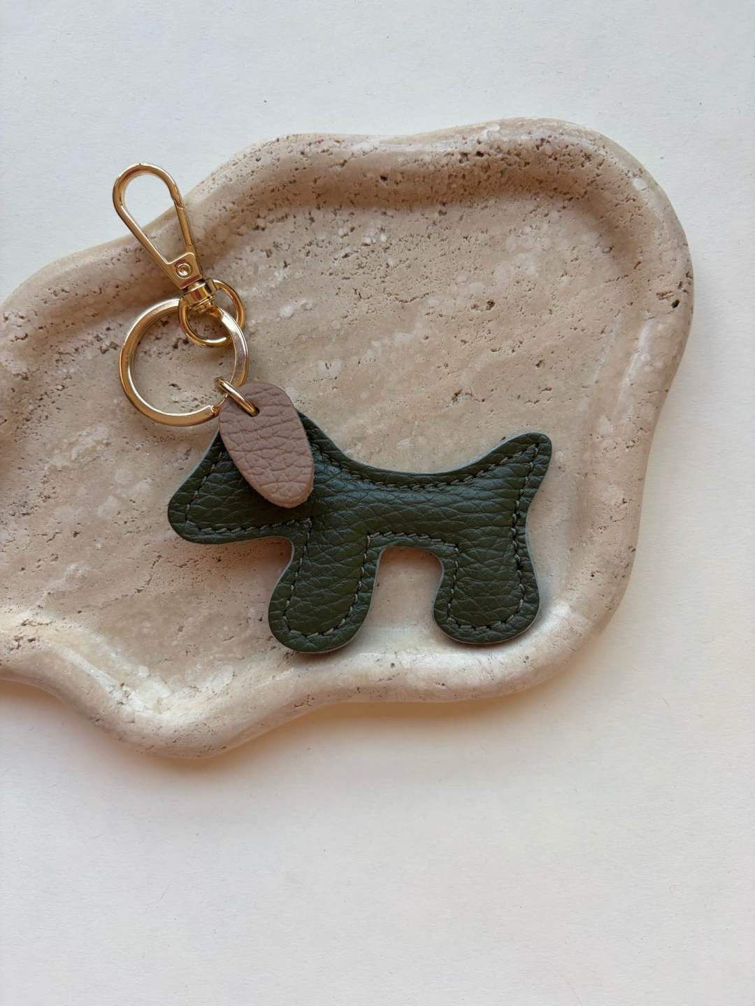 MINI hondje bag charm - kakigroen &amp; beige