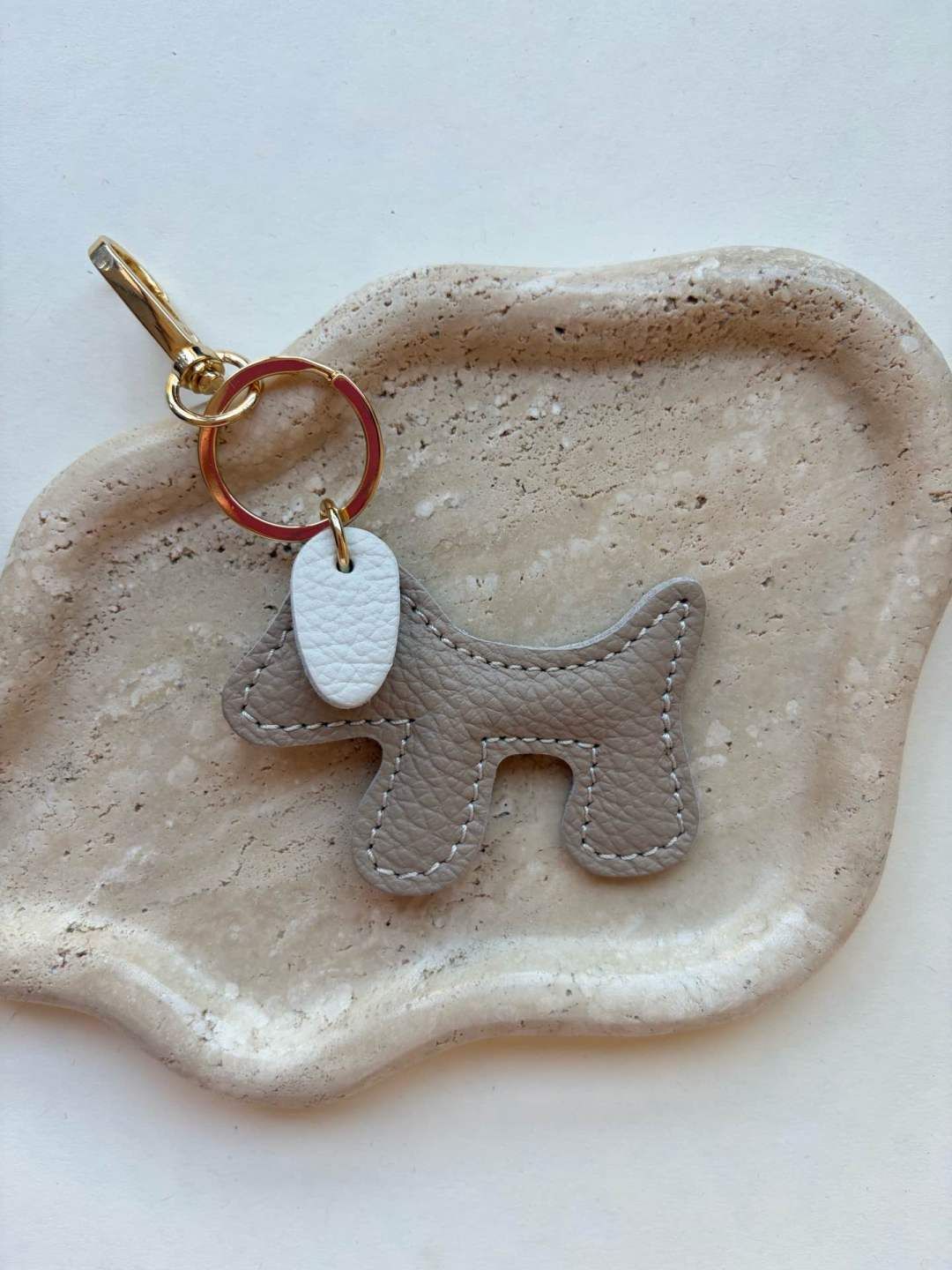 MINI hondje bag charm - beige &amp; ecru