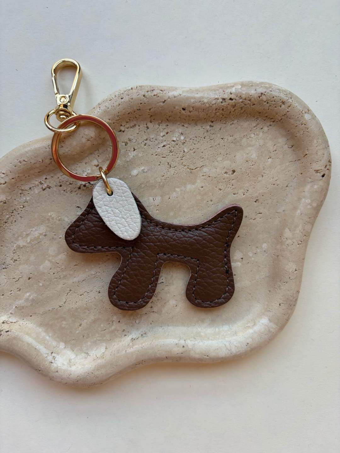 MINI hondje bag charm - donkerbruin &amp; ecru