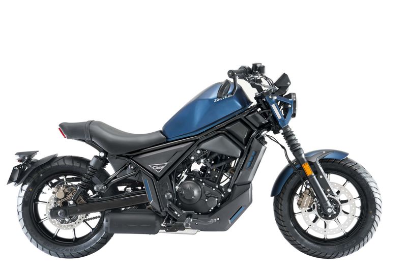 Granatowy motocykl Zontes 125c w salonie MOTOGRON 