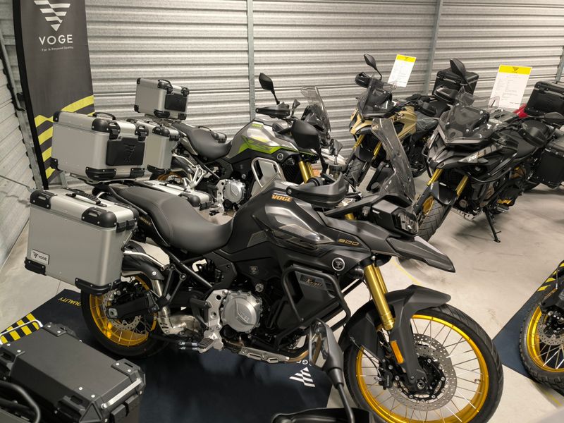 Voge 900 DSX z kuframi