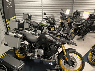 Voge 900 DSX z kuframi