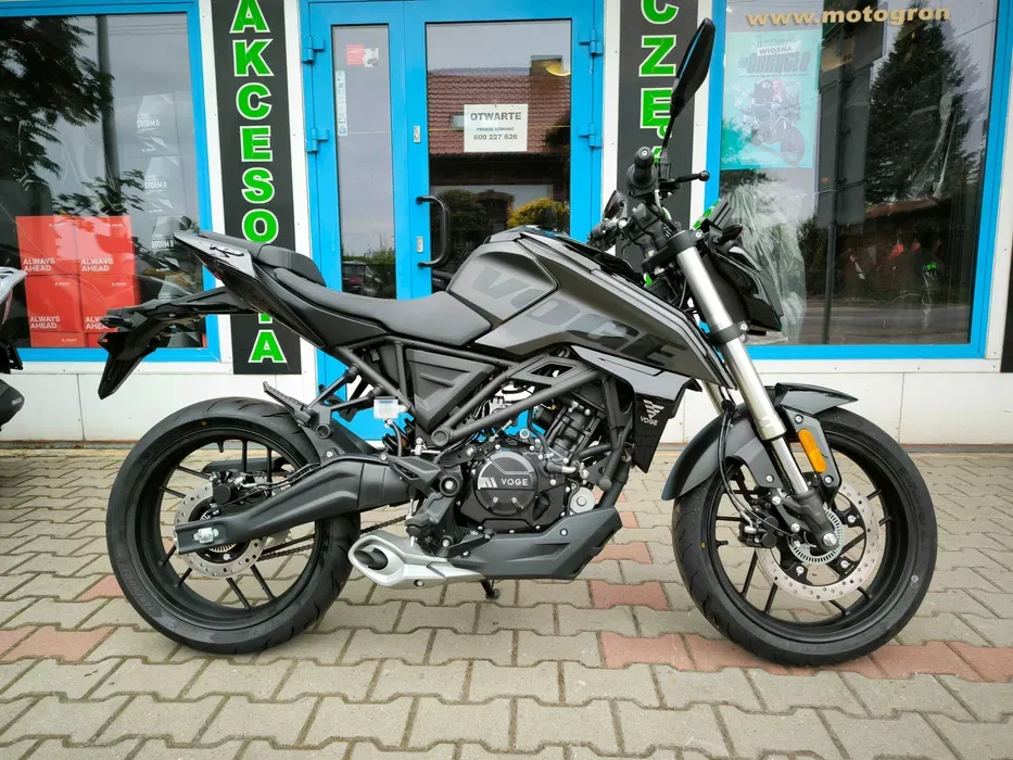 Czarny motocykl Voge 125r w salonie MOTOGRON 