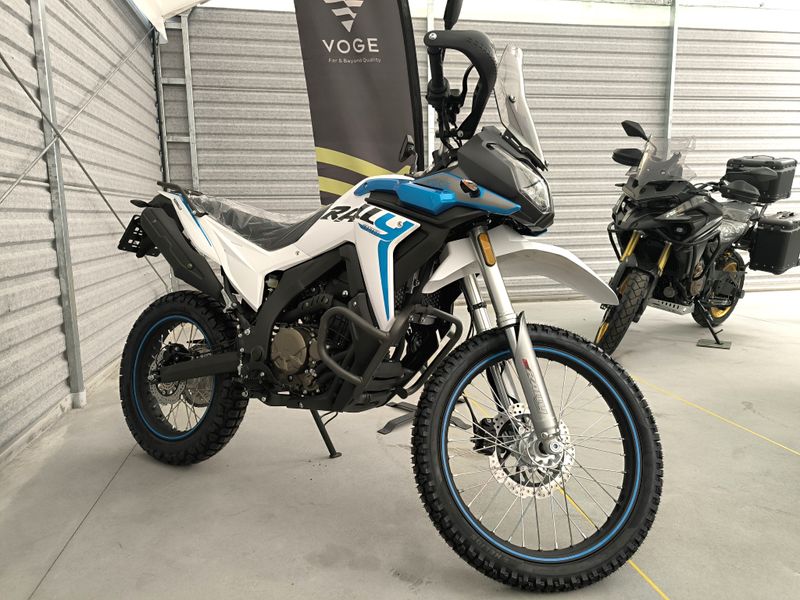 Niebieski motocykl Voge 300 rally w salonie MOTOGRON 