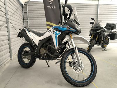 Niebieski motocykl Voge 300 rally w salonie MOTOGRON