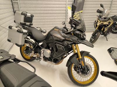 Voge 900 DSX z kuframi