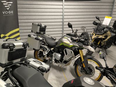 Voge 900 DSX z kuframi