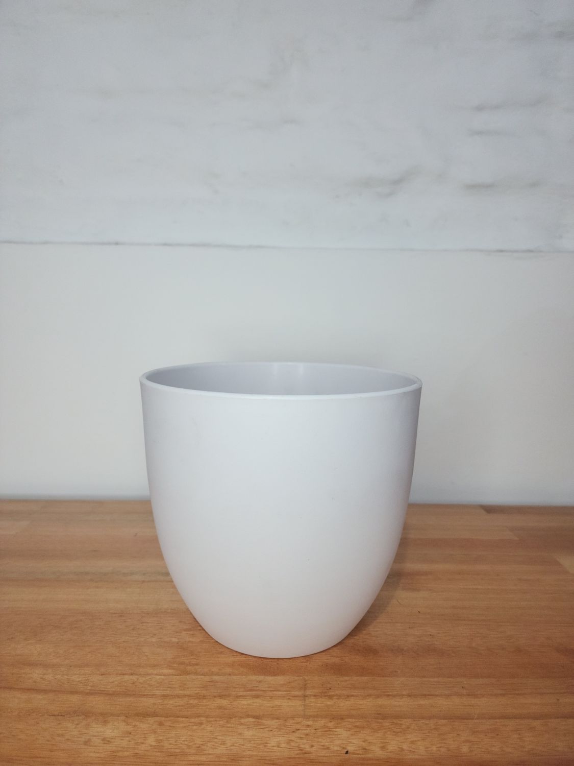 Maceta blanca de plástico