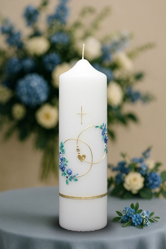 Weiße Hochzeitskerze mit blauen Blüten, goldenen Ringen, Herz und Kreuz, Hintergrund