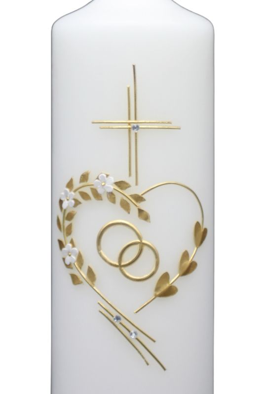 Weiße Hochzeitskerze mit Herz aus goldenen Blättern, Blüten und Eheringen-Nahaufnahme