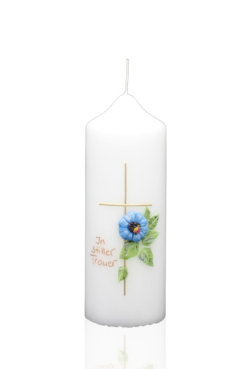 Trauerkerze „In stiller Trauer“ mit Kreuz & Blüte Trauerkerze mit goldfarbenem Kreuz, blauer Blüte & Schriftzug In stiller Trauer – Designer-Kerzen.de