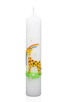 Taufkerze „Regenbogen-Giraffe“ Taufkerze mit Giraffe, Regenbogen und Blumenwiese – bunte Symbolik für Kinder