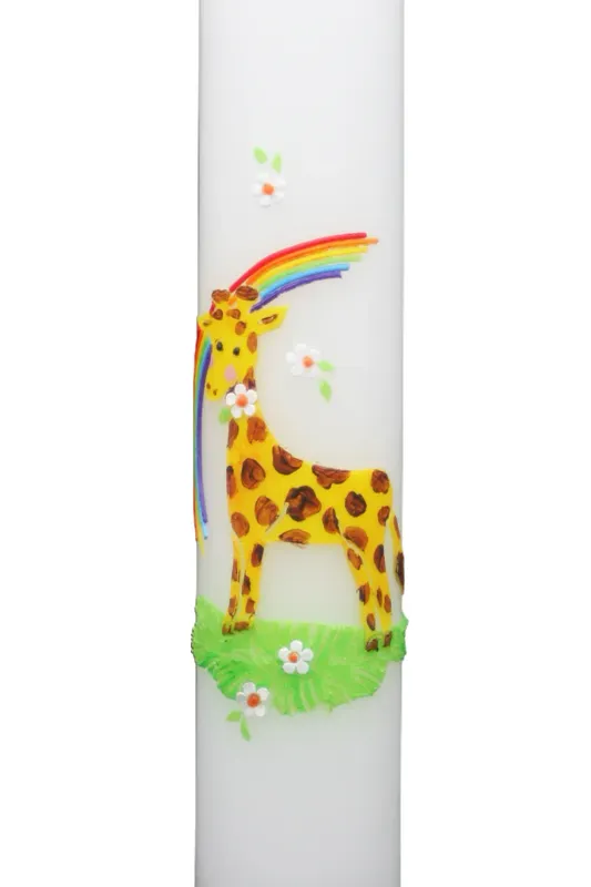 Taufkerze mit Giraffe, Regenbogen und Blumenwiese – bunte Symbolik für Kinder - Nahaufnahme
