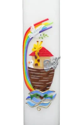 Weiße Taufkerze mit Arche Noah, buntem Regenbogen, Tieren und Tauben - Nahaufnahme – handgefertigt von Designer-Kerzen.de