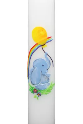 Weiße Taufkerze mit blauem Elefanten, gelbem Ballon und Regenbogen – handverziertes Motiv zur Taufe für Kinder - Nahaufnahme
