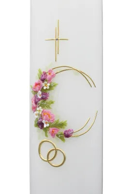 Hochzeitskerze mit rosa Blütenkranz, goldenen Eheringen und Kreuz auf weißem Hintergrund - Nahaufnahme