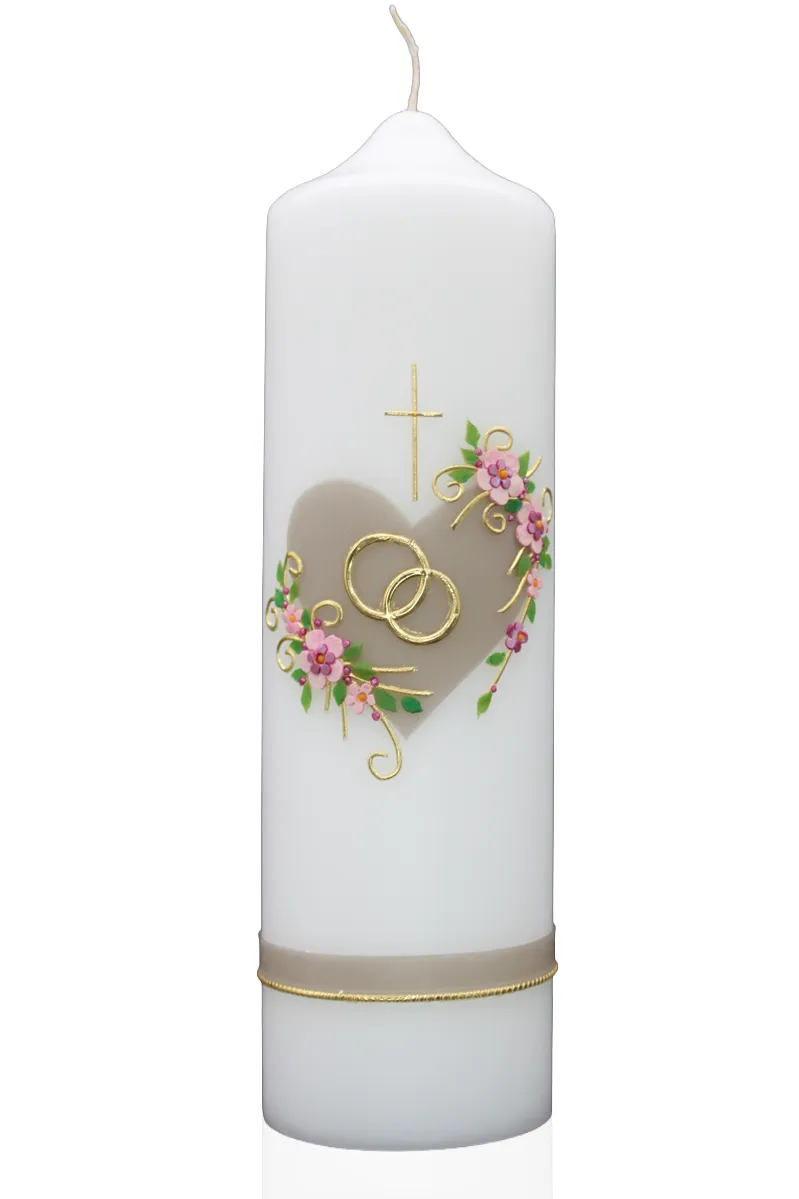 Weiße Hochzeitskerze mit taupefarbenem Herz, rosa Blüten und goldenen Eheringen