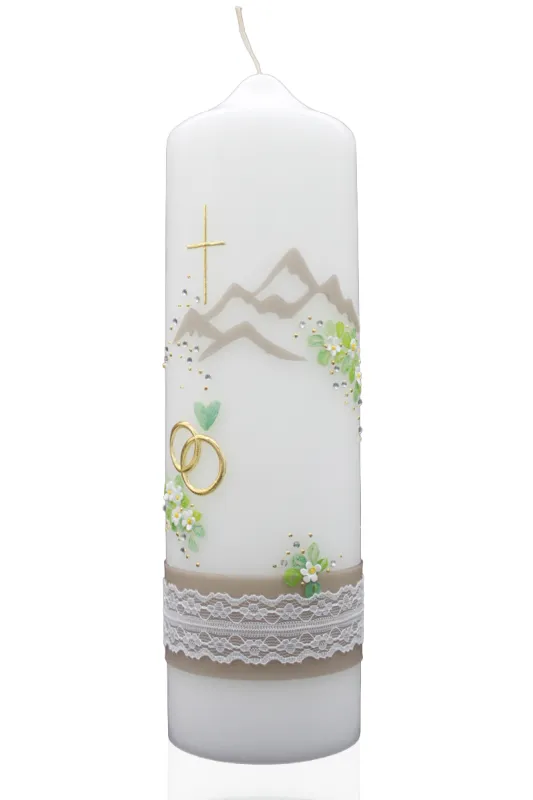 Hochzeitskerze „Bergliebe & Edelweiß“ Hochzeitskerze mit Alpenmotiv, Kreuz, Ringen & Edelweißblüten – Designer-Kerzen.de