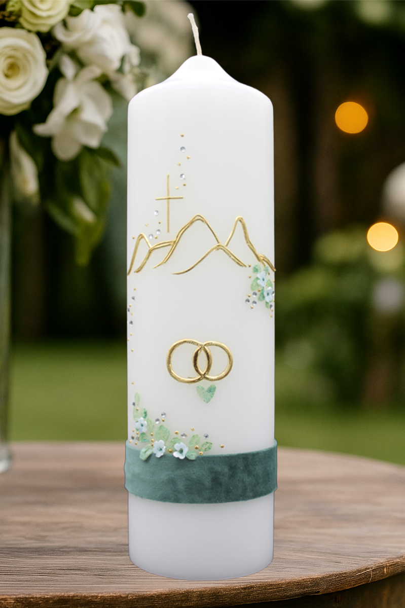 Hochzeitskerze mit Bergmotiv, Kreuz, goldenen Ringen & Samtbordüre – Designer-Kerzen.de