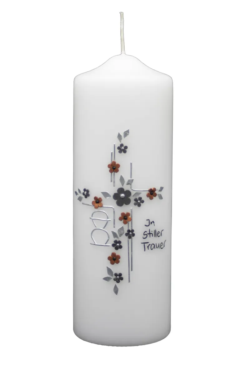 Trauerkerze mit silbernem Kreuz, braunen & schwarzen Blumen & Schriftzug In stiller Trauer – Designer-Kerzen.de