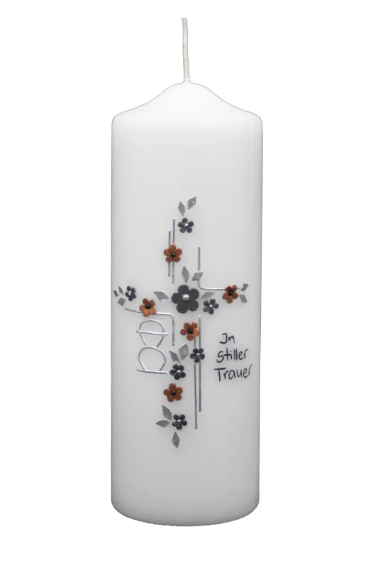 Trauerkerze „In stiller Trauer“ mit Kreuz & Blumen Trauerkerze mit silbernem Kreuz, braunen & schwarzen Blumen & Schriftzug In stiller Trauer – Designer-Kerzen.de