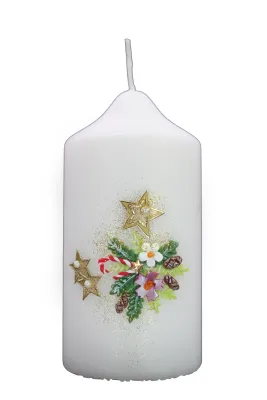 Weihnachtskerze „Sternenglanz & Tannenzweig“ Weihnachtskerze mit goldenen Sternen, Tannenzweigen, Zuckerstangen & Blüten – handverziert von Designer-Kerzen.de