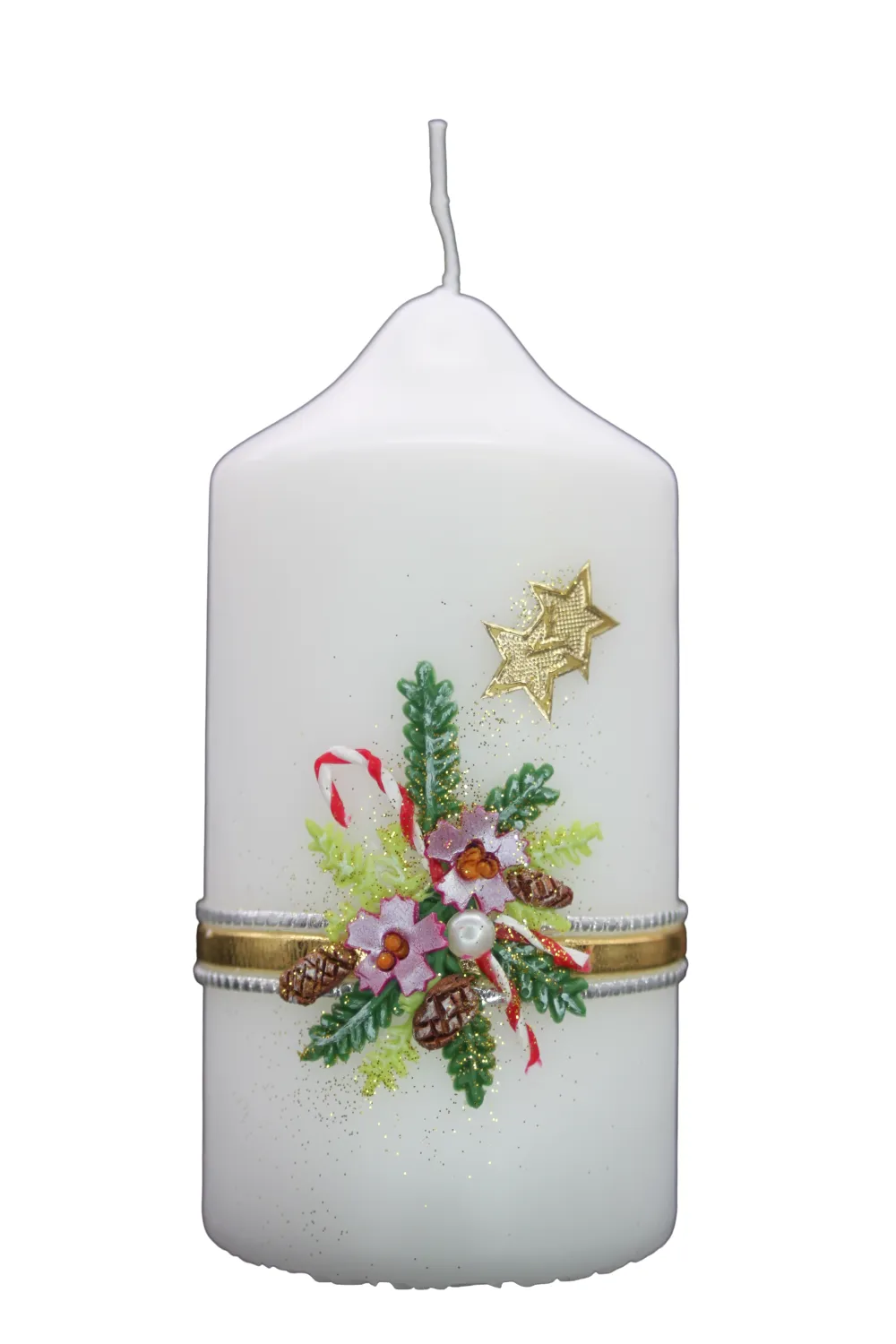 Weihnachtskerze „Sternenzauber & Festkranz“ Weihnachtskerze mit goldenen Sternen, Tannenzweigen, Zuckerstangen & Goldband – handverziert von Designer-Kerzen.de