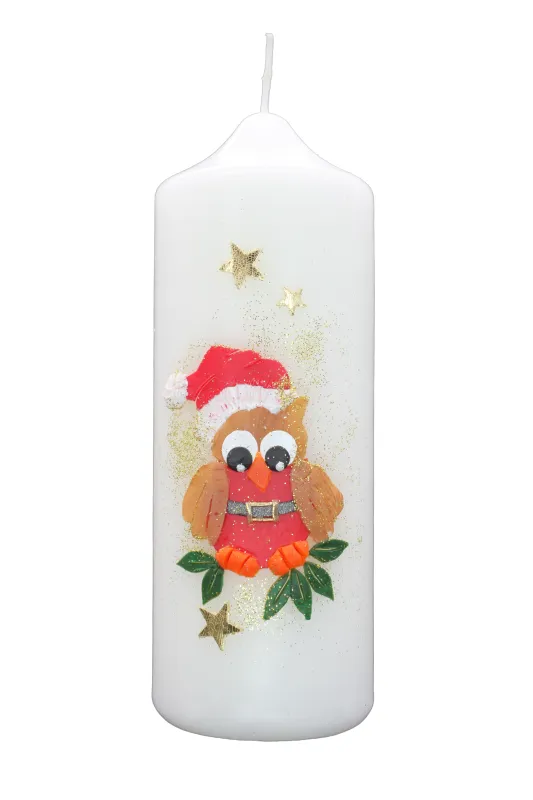 Weihnachtskerze mit Eule in roter Mütze, goldenen Sternen & grünen Blättern – handverziert von Designer-Kerzen.de