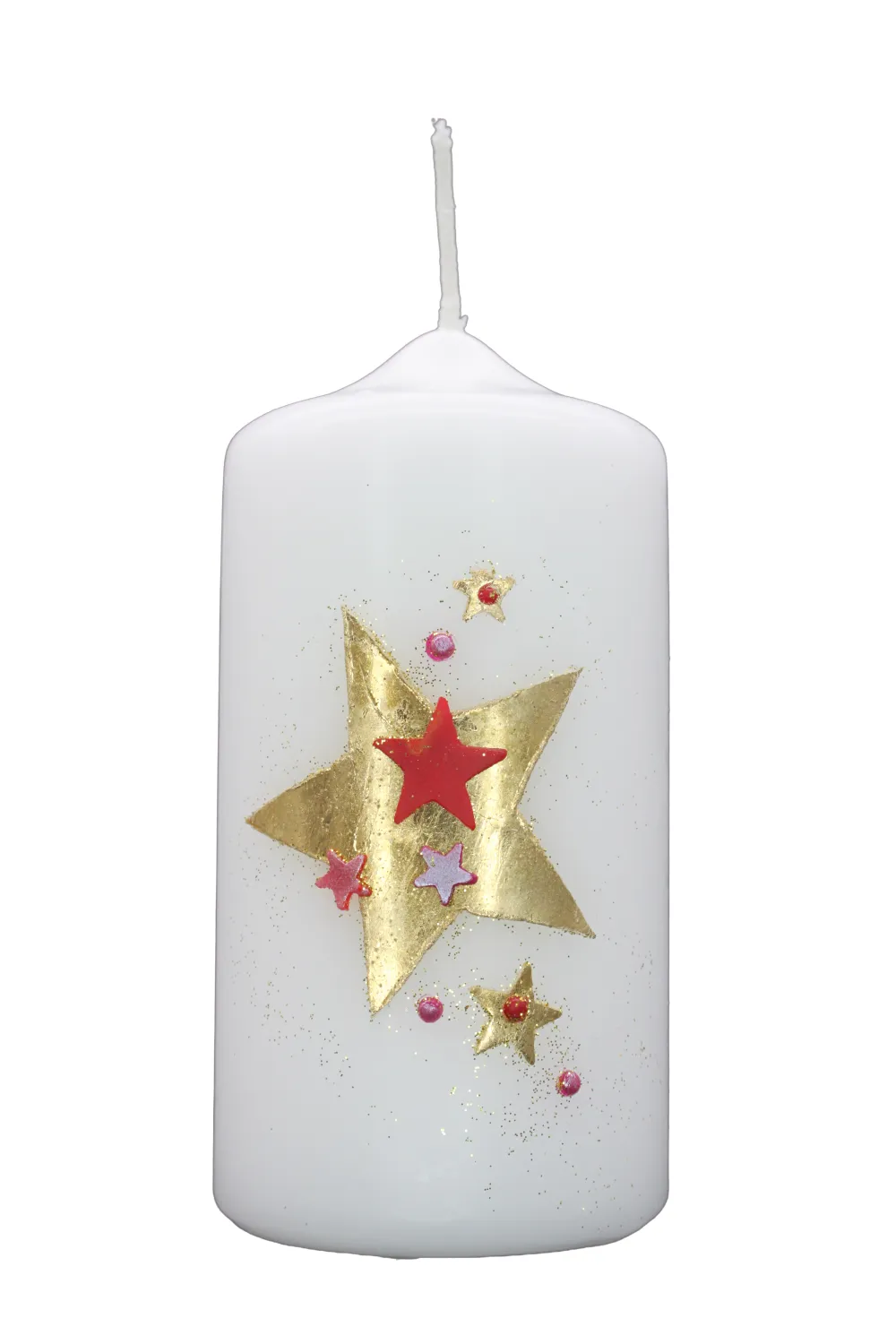 Weihnachtskerze mit goldenem Stern und roten Akzenten – handverziert von Designer-Kerzen.de