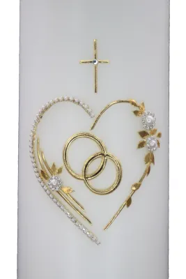 Hochzeitskerze mit goldfarbenem Perlenherz, Ringen & Kreuz auf weißem Hintergrund - Nahaufnahme