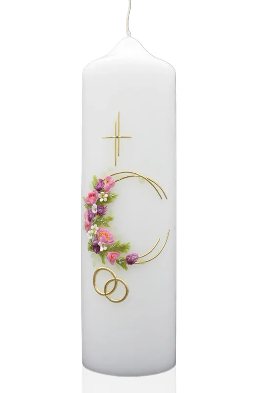 Hochzeitskerze mit rosa Blütenkranz, goldenen Eheringen und Kreuz auf weißem Hintergrund