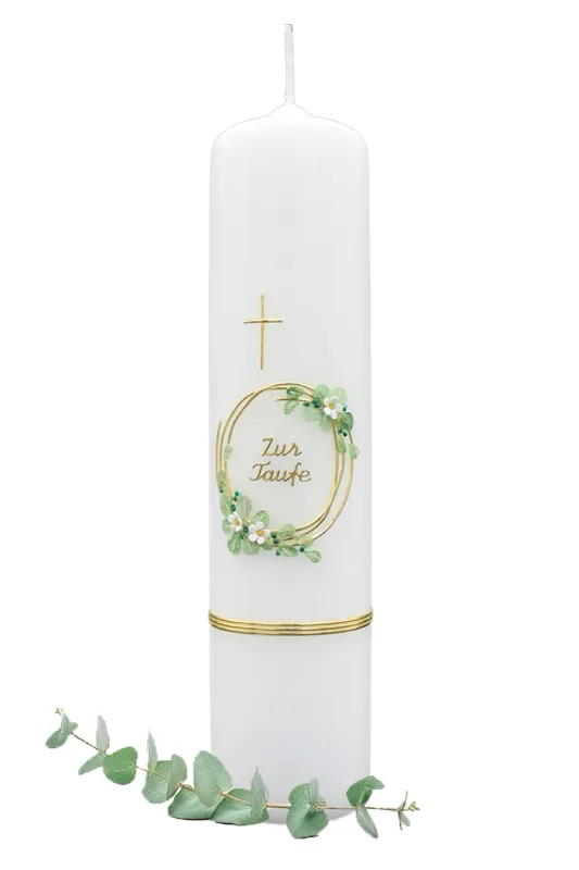 Weiße Taufkerze mit goldenem Kreuz und Eukalyptuskranz – handverziert mit Blättern und Blüten zur Taufe, Eukalyptuszweig Deko