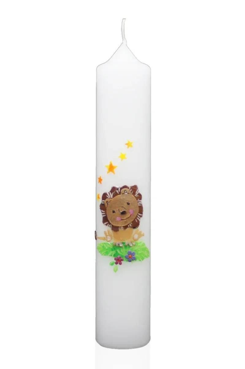 Weiße Taufkerze mit Löwe, goldenen Sternen und Blumenwiese – handgefertigt von Wachsdeign / Designer-Kerzen.de