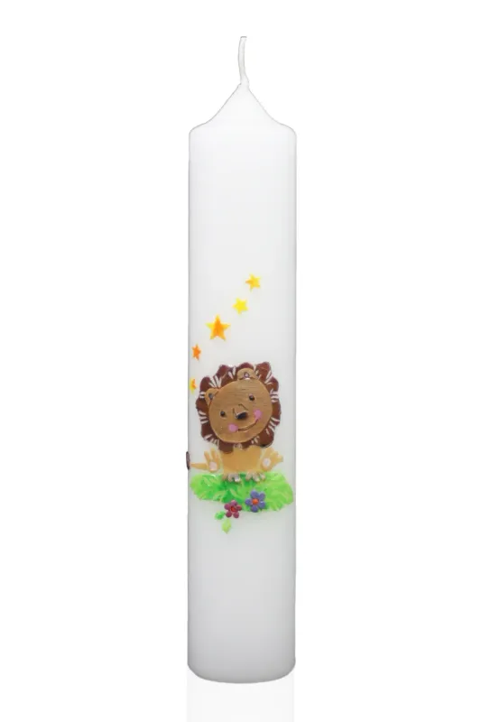 Weiße Taufkerze mit Löwe, goldenen Sternen und Blumenwiese – handgefertigt von Wachsdeign / Designer-Kerzen.de