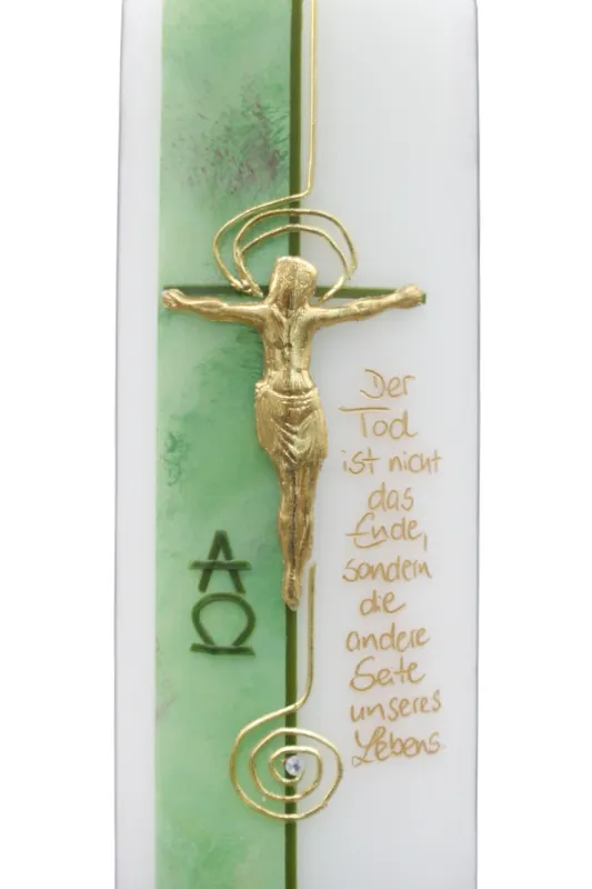 Trauerkerze mit Kreuz, Christusfigur und goldenem Spruch auf grünem Hintergrund - Nahaufnahme – christliches Trostlicht
