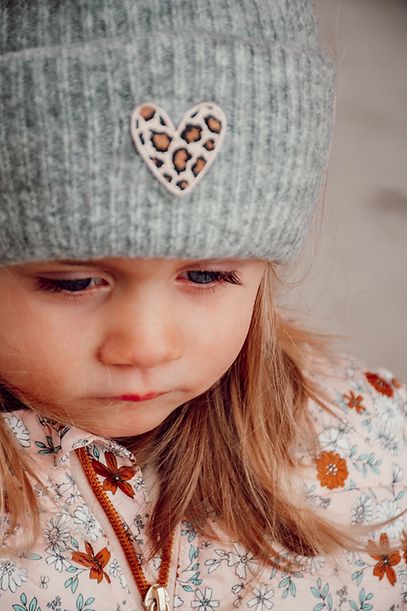 Bonnet Enfant GRIS chiné coeur brodé léopard