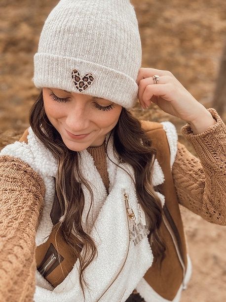 Bonnet BEIGE coeur brodé léopard