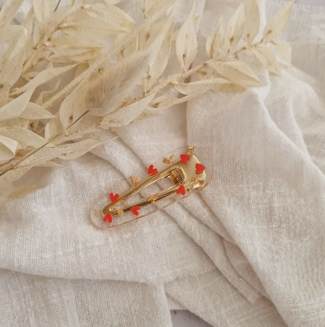 Barrette résine Love rouge/feuille or