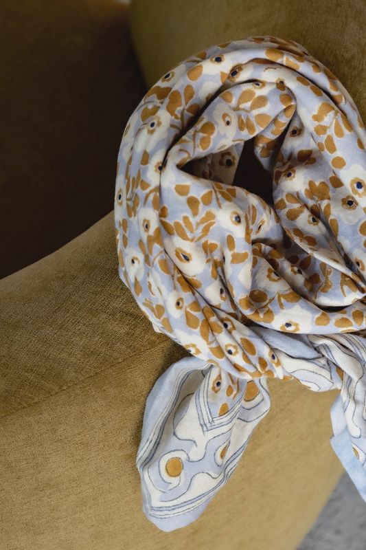 Foulard flower seventies -Mon grand indispensable light blue