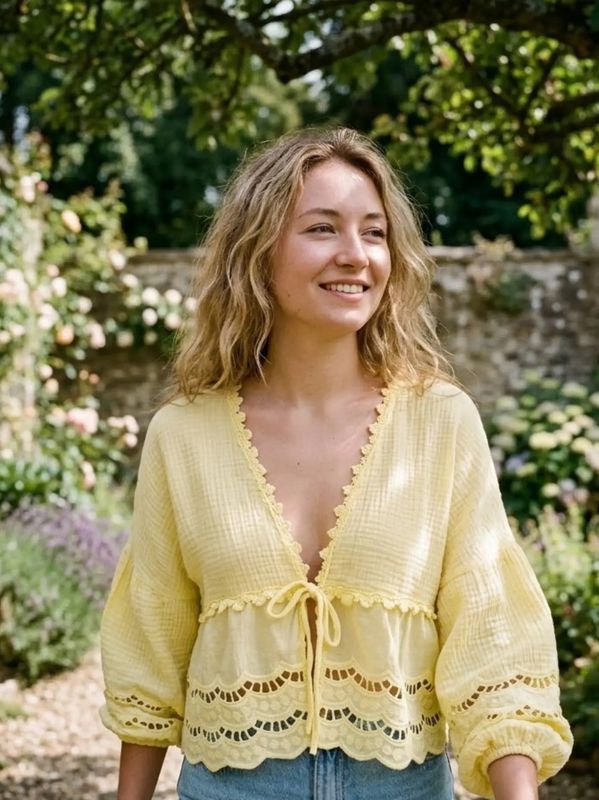 Blouse boutonnée et brodée