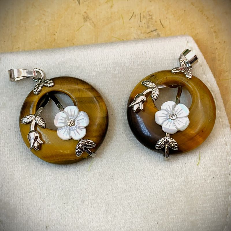 Oeil de Tigre pendentif Donut fleur