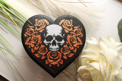 Doosje met Bronskleurige Rozen en Schedel