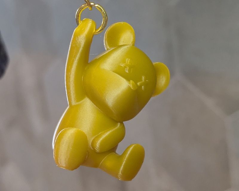 Beertje hangend aan een arm