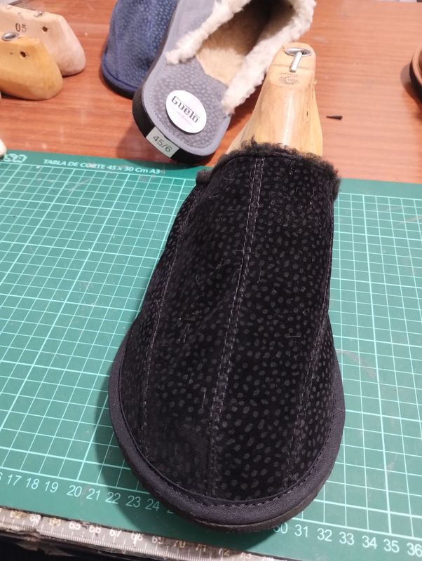 Pantufla unisex negra