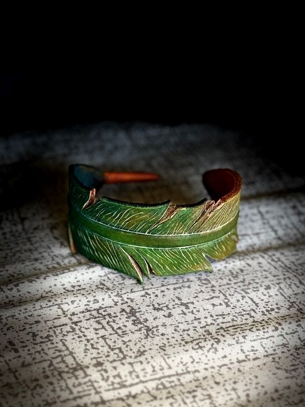 Poukai&#39;s Feather Wristband